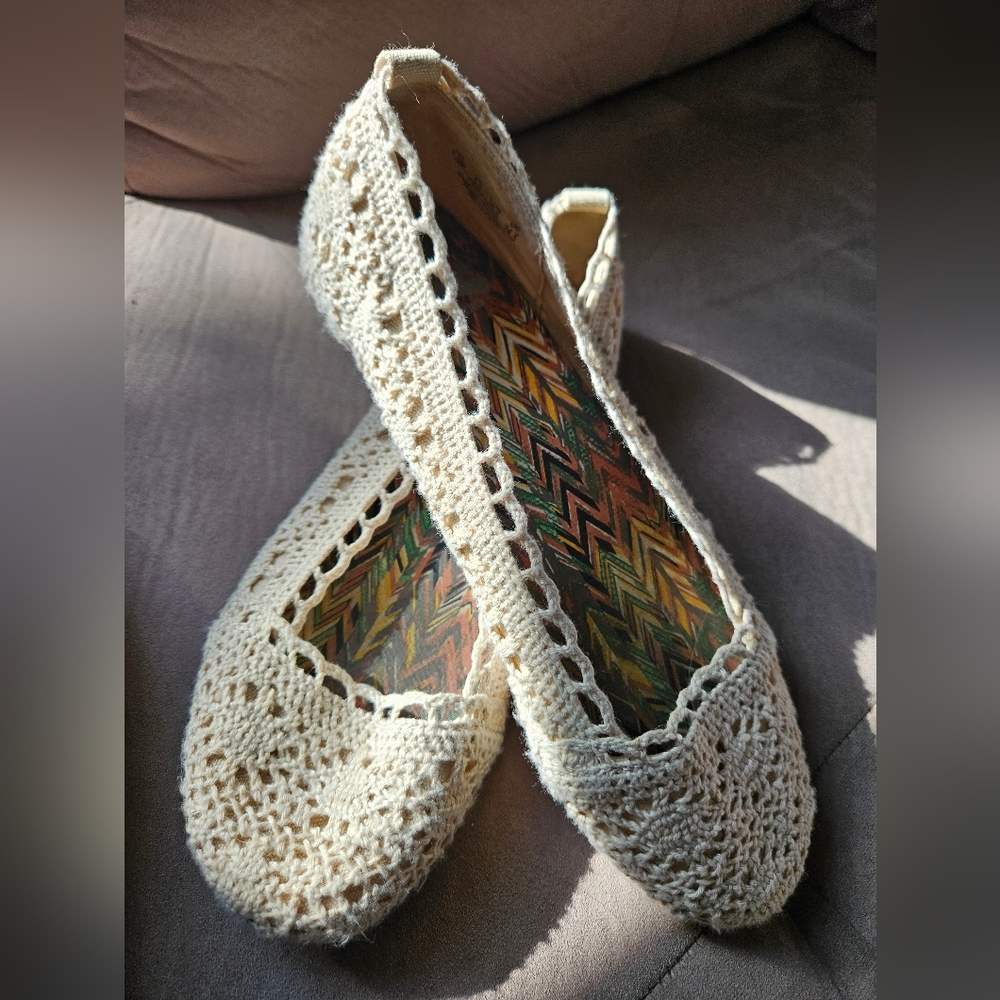 Fergilicious by Fergi Mosley Crochet Ballet Flat Shoe Beige Bow Round Toe 7.5  s